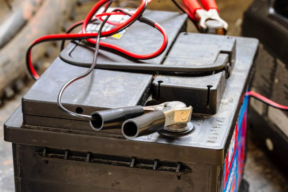 Come ricaricare correttamente la batteria dell’auto