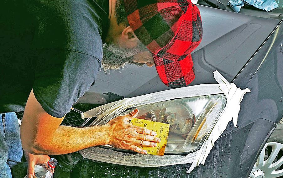 Ripristinare i fari dell’auto fai da te: torna la trasparenza