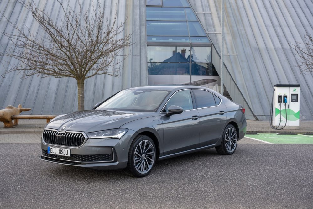 Skoda Superb iV: prova della versione ibrida 2026