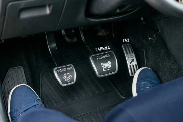 Disposizione dei pedali in auto: guida semplice per principianti