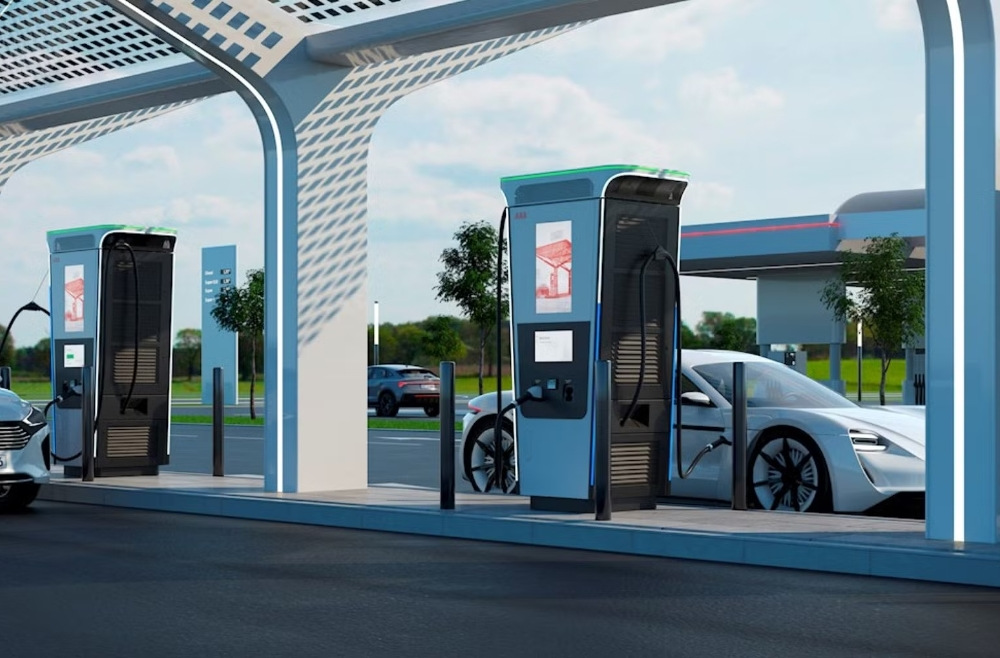 Come ricaricare un’auto elettrica in stazione di servizio: guida completa