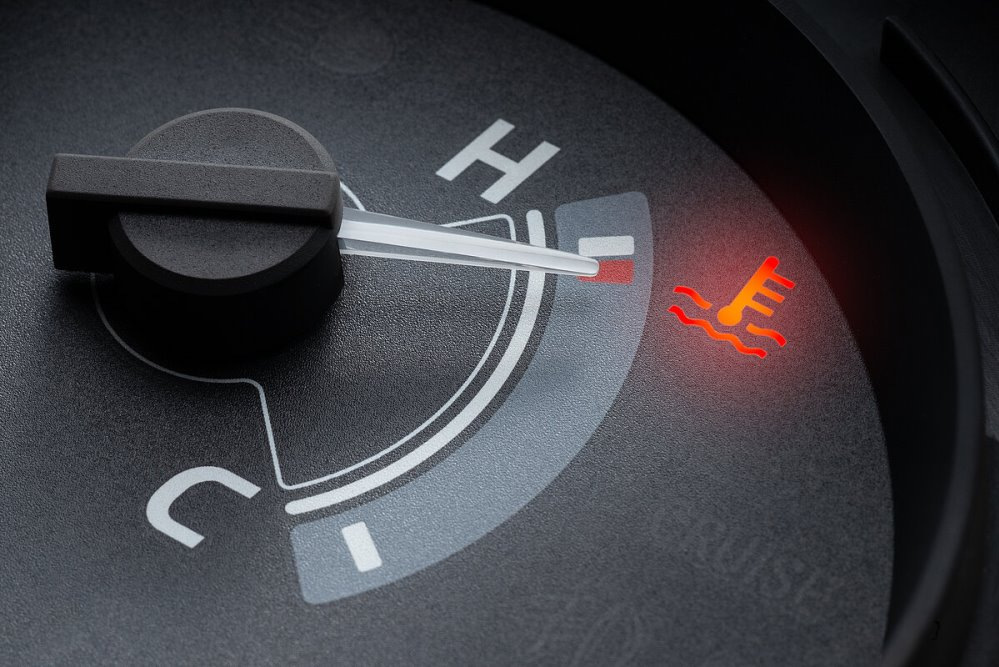 Perché aumenta la temperatura del motore: cause e rischi
