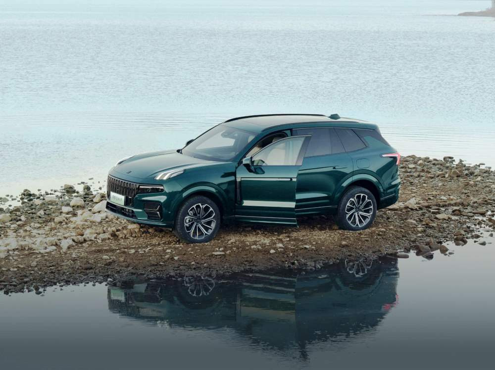 Prova del potente crossover premium Lynk & Co 09
