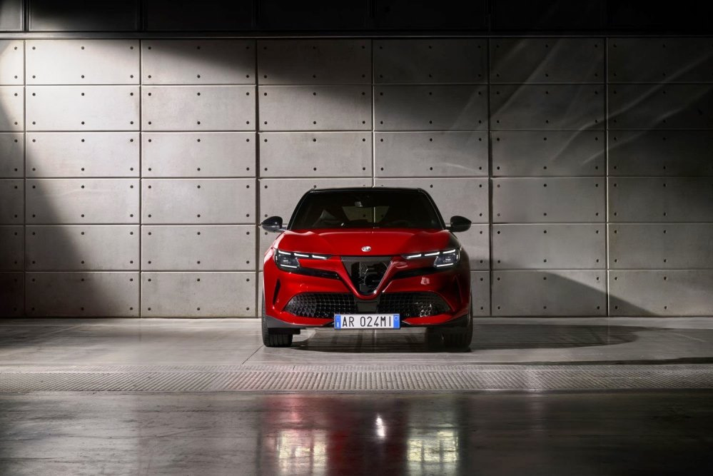 Prova Alfa Romeo Junior (2025): ibrida e SUV elettrico in un’auto