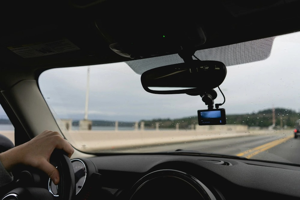 Dash cam in auto: come scegliere un testimone affidabile