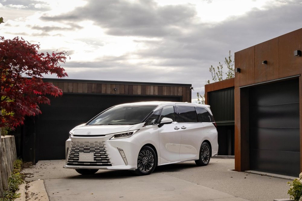 Lexus LM 500h: monovolume ibrido di lusso per trasporto VIP Foto 1