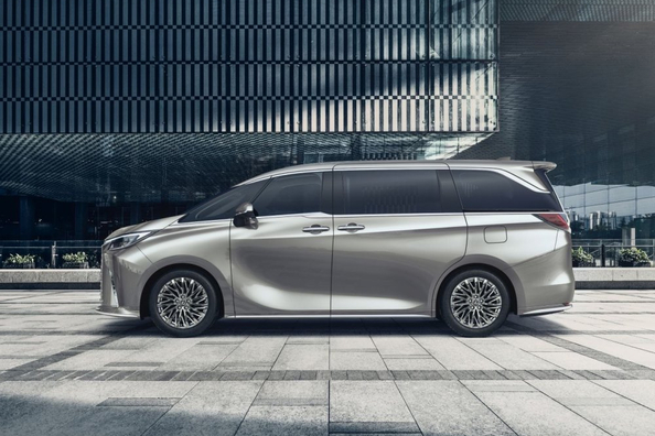 Lexus LM 500h: monovolume ibrido di lusso per trasporto VIP Foto 3