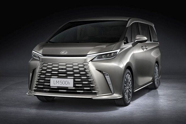 Lexus LM 500h: monovolume ibrido di lusso per trasporto VIP Foto 2