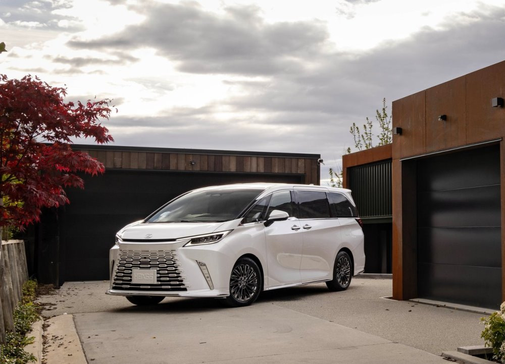 Lexus LM 500h: minivan ibrido di lusso per trasporto VIP