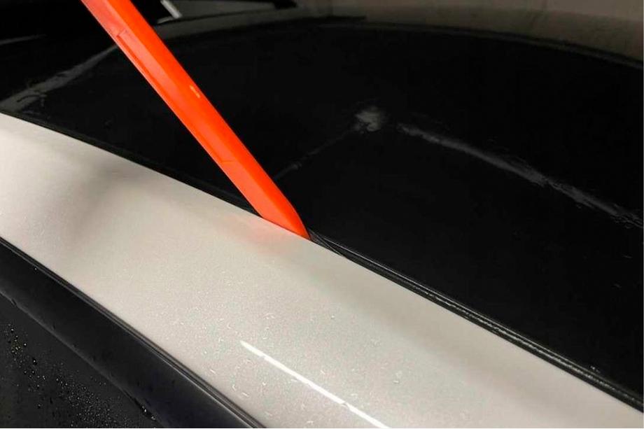 Tesla Model 3 2017- Barre trasversali OEM per punti di fissaggio originali, con serratura (2 pz) Foto 12