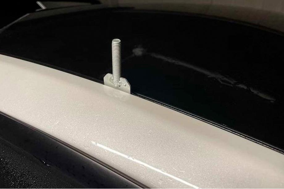 Tesla Model 3 2017- Barre trasversali OEM per punti di fissaggio originali, con serratura (2 pz) Foto 13