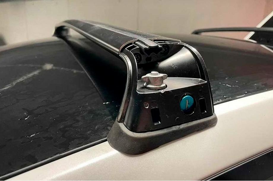 Tesla Model 3 2017- Barre trasversali OEM per punti di fissaggio originali, con serratura (2 pz) Foto 8