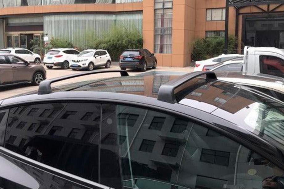 Tesla Model 3 2017- Barre trasversali OEM per punti di fissaggio originali, con serratura (2 pz) Foto 5