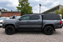 Toyota Tacoma 2015–2023 Barre longitudinali tetto OEM nere (alluminio) foto 2
