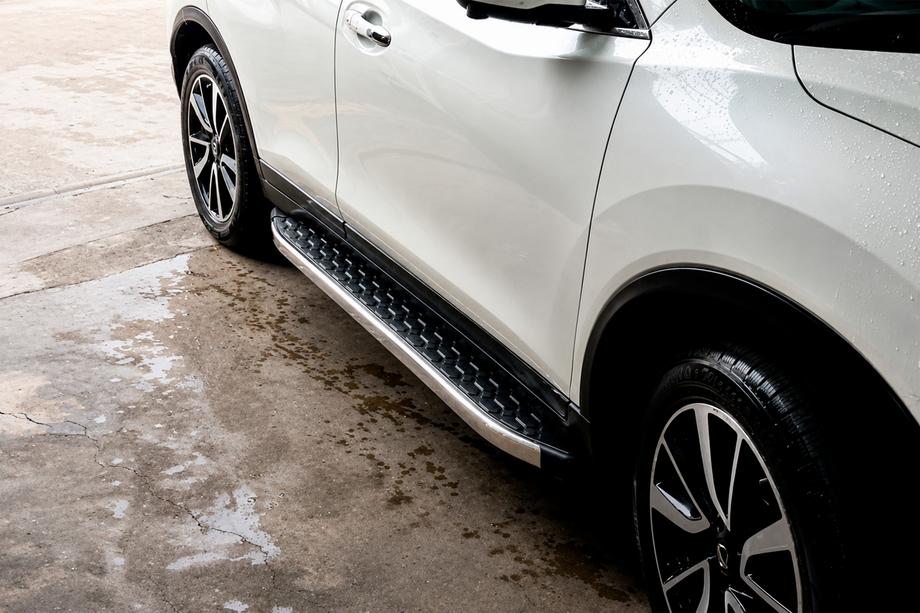 Nissan X-trail T32/Rogue 2014-2021 Pedane Laterali BlackLine (2 pz, Alluminio) Image