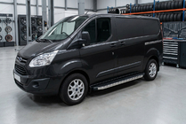 Ford Custom 2013-2022 Pedane Laterali BlackLine (2 pz, Alluminio) foto 1