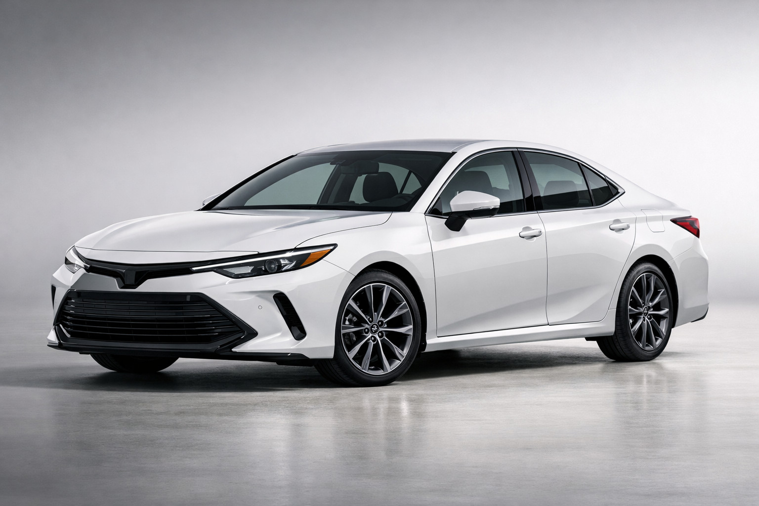 Prova Toyota Camry XV80: nuova berlina ibrida per citta e autostrada