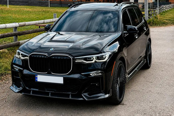 BMW X7 G07: tuning in carbonio del paraurti anteriore e griglia LED Foto 3