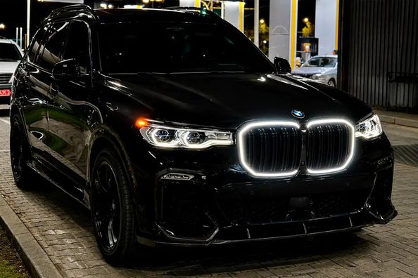 BMW X7 G07: tuning in carbonio del paraurti anteriore e griglia LED Foto 1