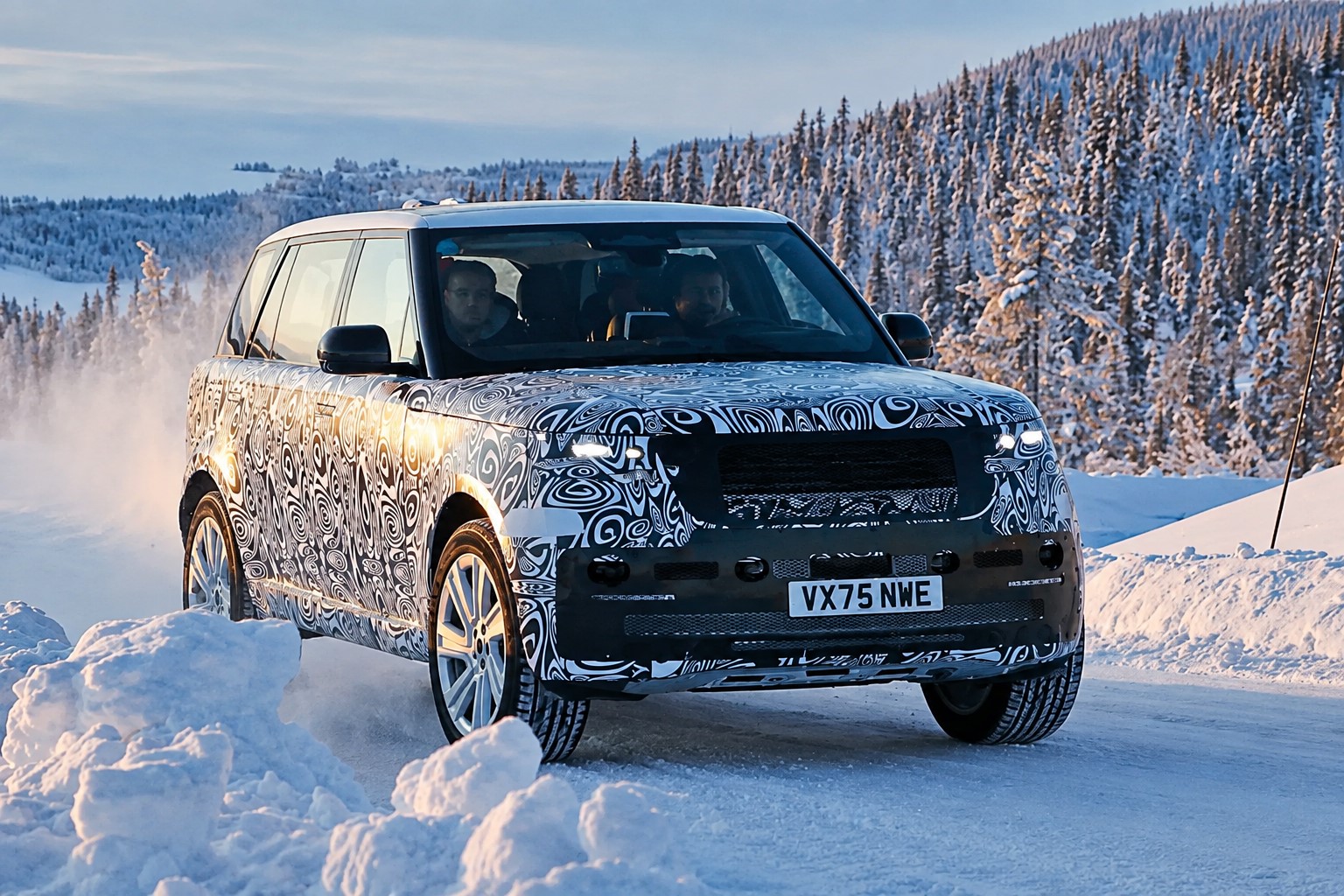 Range Rover Sport Electric 2027: prime foto del prototipo, dati e data del debutto