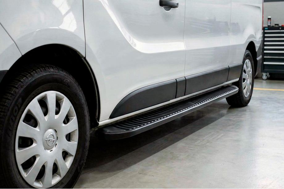 Opel Vivaro 2015-2019 Pedane Laterali Tayga Black (2 pz, Alluminio) Image