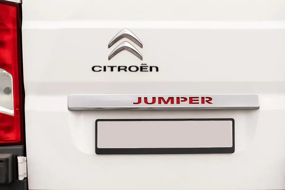 Citroen Jumper 2007-2025 Modanatura cromata sopra targa con LED rosso (acciaio inox) Foto 1