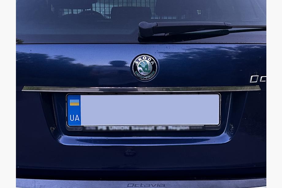 Skoda Octavia II A5 2010-2013 Modanatura cromata sopra targa Carmos (acciaio inox) Image