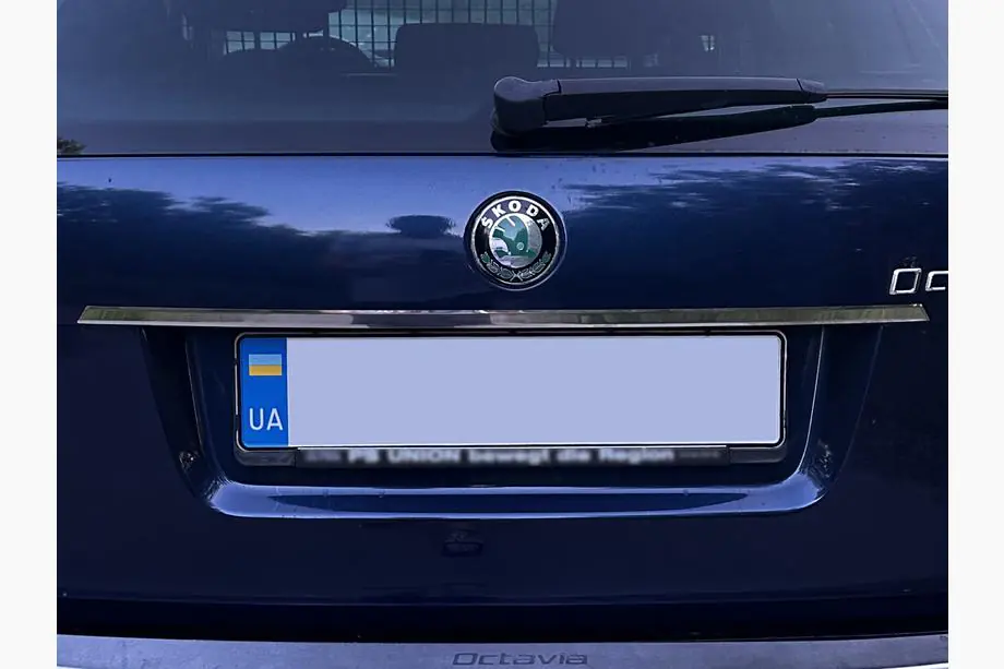 Skoda Octavia II A5 2010-2013 Modanatura cromata sopra targa Carmos (acciaio inox) Image