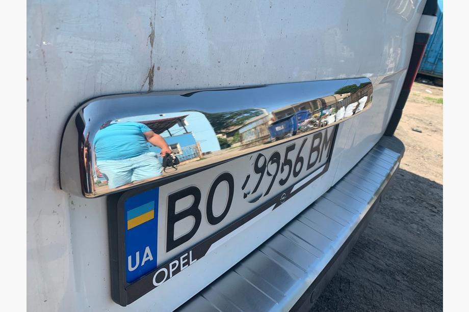 Opel Vivaro 2015-2019 Modanatura in acciaio inox sopra la targa Carmos - Acciaio Inox Turco Foto 5