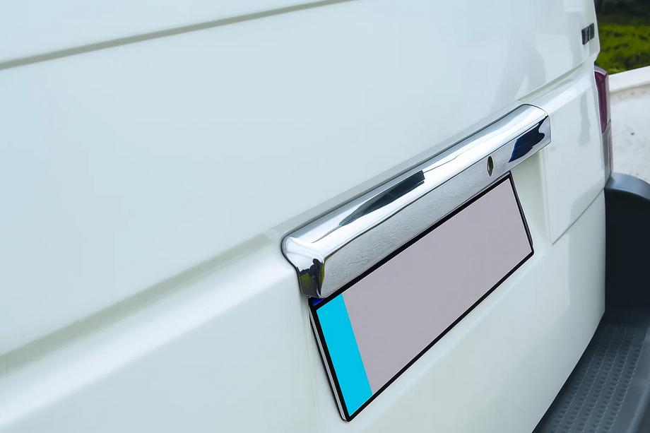 Volkswagen T4 Caravelle/Multivan 1990–2003 Modanatura in acciaio inox sopra la targa Image