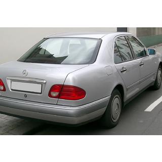 Modanatura bagagliaio sopra targa (Sedan) foto 1