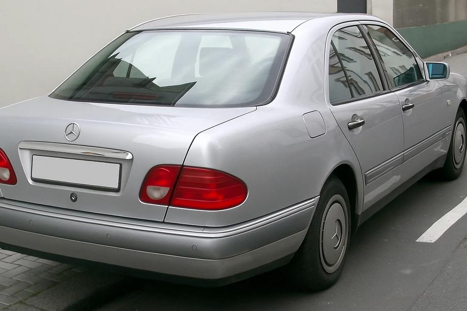 Mercedes E-class W210 1995-2002 Modanatura bagagliaio sopra targa (Sedan) Image