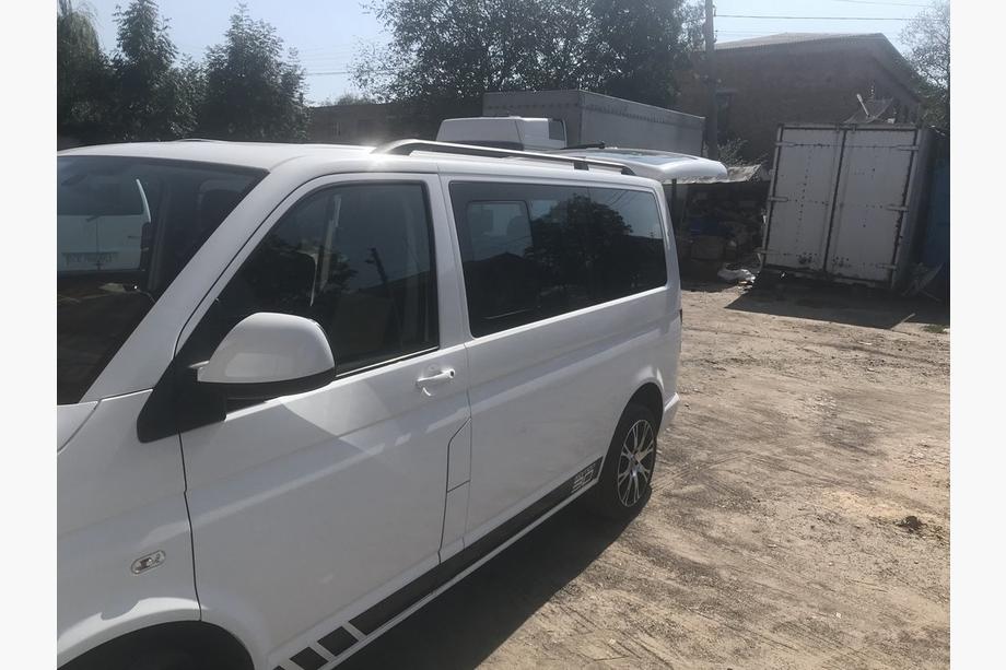 Volkswagen T5 Multivan 2003–2010 Barre longitudinali nere Base lunga, piedini in plastica Foto 9