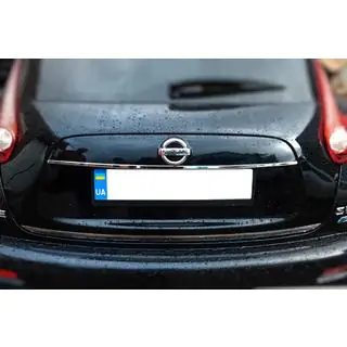 Modanatura cromata sopra la targa (acciaio inox)