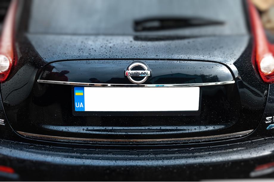 Nissan Juke 2010-2019 Modanatura cromata sopra la targa (acciaio inox) OmsaLine - Acciaio Inox Italiano Image