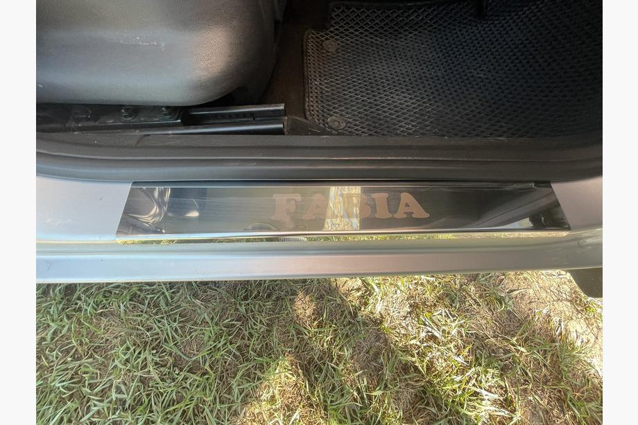 Skoda Fabia 2007-2014 Battitacco Carmos (4 pz, acciaio inox) Foto 4