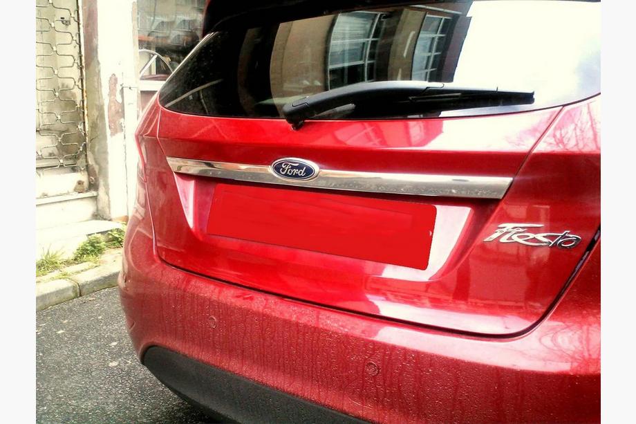 Ford Fiesta 2008-2017 Modanatura cromata sopra la targa (acciaio inox) OmsaLine - Acciaio Inox Italiano Image