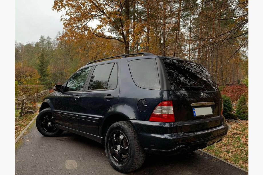 Mercedes ML W163 1997-2005 Modanatura cromata sopra la targa (acciaio inox) Carmos - Acciaio Inox Turco Foto 3