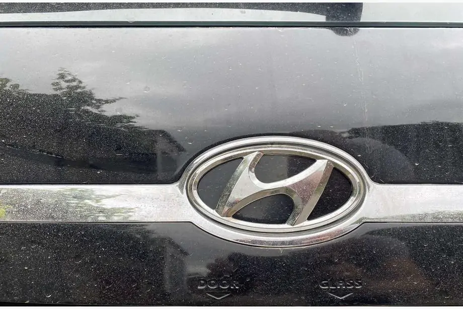 Hyundai Tucson JM 2004- Emblema (autoadesivo, 125 mm (65 mm)) Image