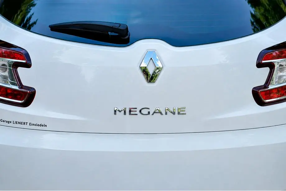 Renault Megane III 2009-2016 Scritta Megane 908897337R (270mm x 25mm) Image