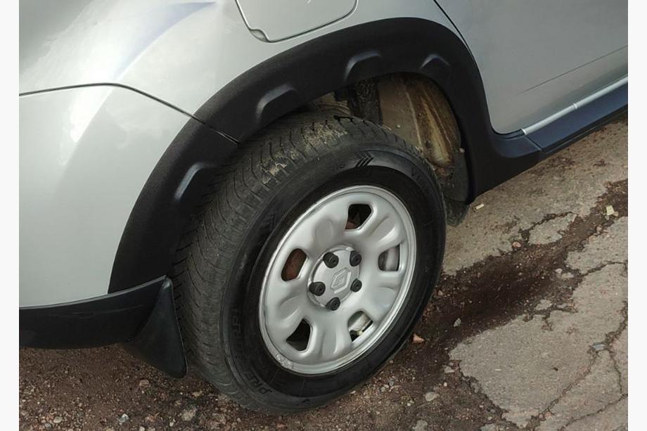 Dacia Duster 2008-2018 Allargamenti passaruota con bordini (8 pz, plastica) Foto 10