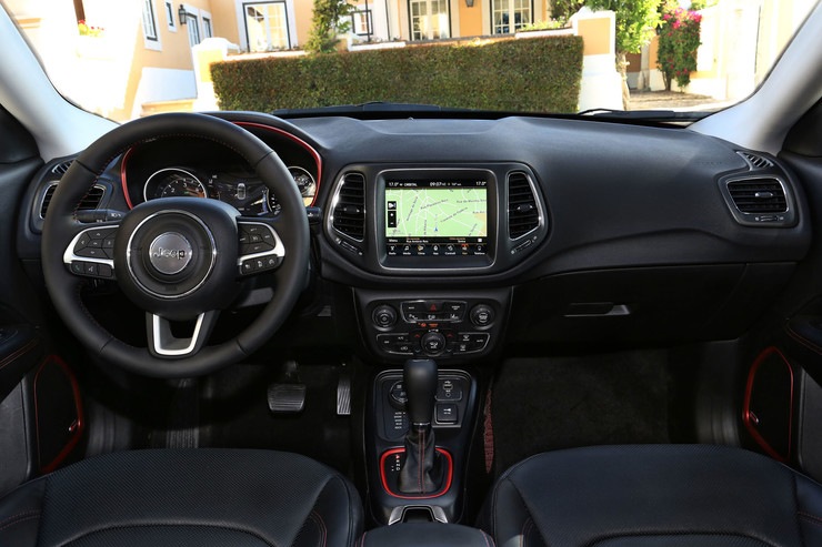 Sfoglia crossover Jeep Compass gamma Trailhawk