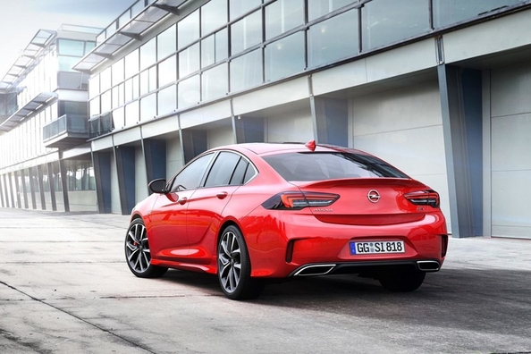 Presentato potente versione Opel Insignia GSi Foto 2