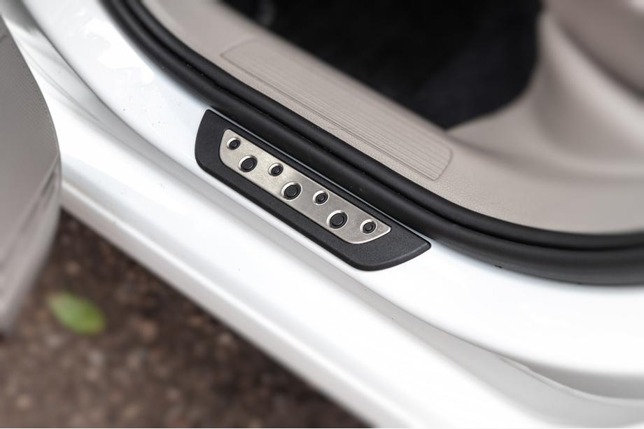 Volkswagen Golf 7/E-Golf 2012-2020 Battitacco Flexill Dotline (4 pz, acciaio inox) Foto 3