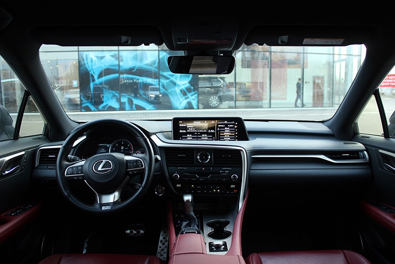 Sfoglia crossover Lexus RX F Sport