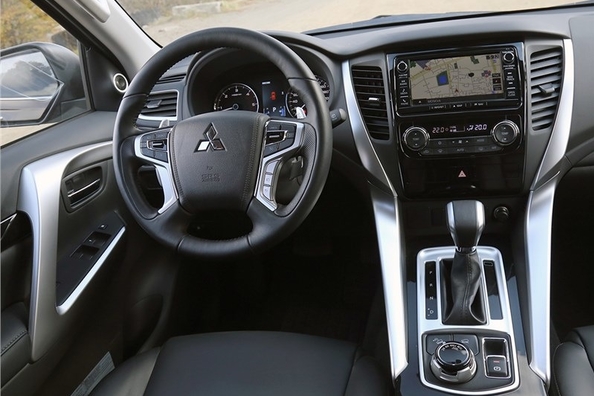 Sfoglia Mitsubishi Pajero Sport di terza generazione Foto 2