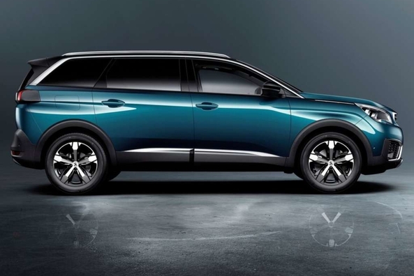 Stile francese in crossover Peugeot 5008 2017 Foto 3
