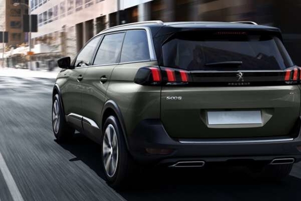 Stile francese in crossover Peugeot 5008 2017 Foto 2