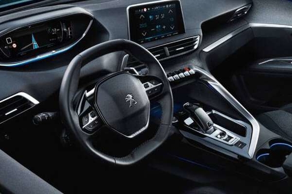 Stile francese in crossover Peugeot 5008 2017 Foto 5