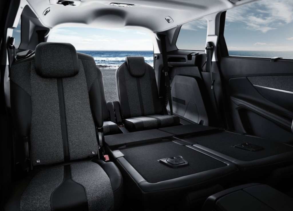 Stile francese in crossover Peugeot 5008 2017